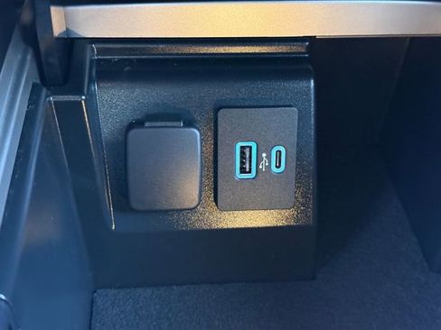 Used 2022 Ford Explorer XLT w/ Equipment Group 202A image 15