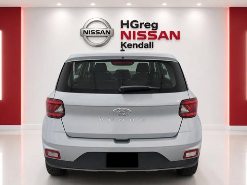 Used 2023 Hyundai Venue SE FWD image 6