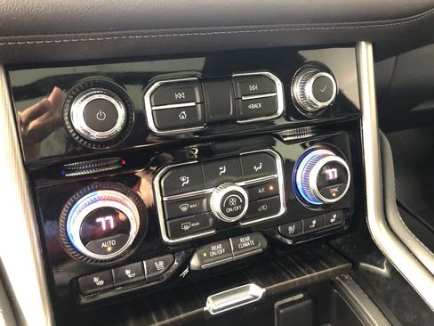 Used 2022 GMC Yukon Denali w/ Denali Premium Package image 19