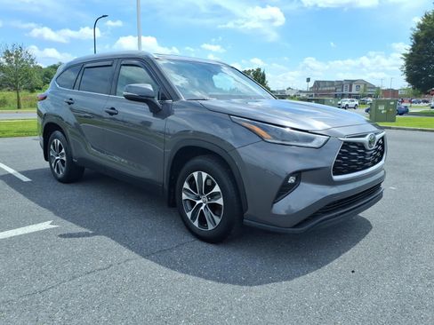 Used 2021 Toyota Highlander XLE AWD/4WD image 3