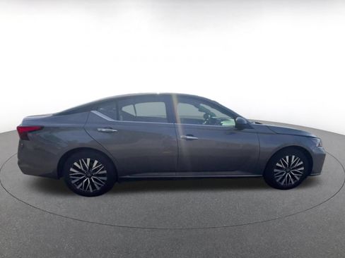 Used 2025 Nissan Altima 2.5 SV FWD image 15
