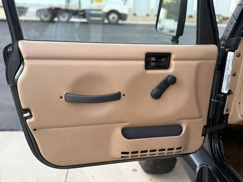 Used 2002 Jeep Wrangler Sahara AWD/4WD image 25