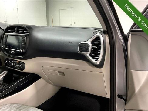 Used 2025 Kia Soul LX w/ LX Technology Package FWD image 19