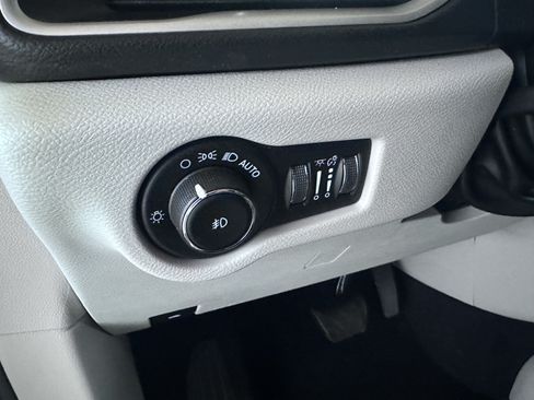 Used 2020 Chrysler Pacifica Touring-L FWD image 49