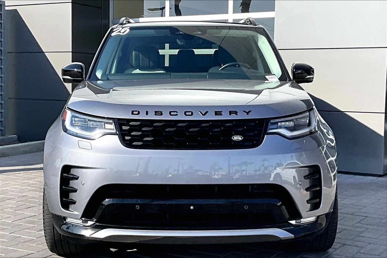 Used 2025 Land Rover Discovery Dynamic SE AWD/4WD image 2