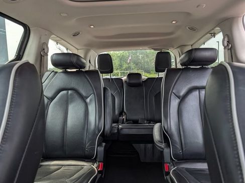 Used 2023 Chrysler Pacifica Limited FWD image 17