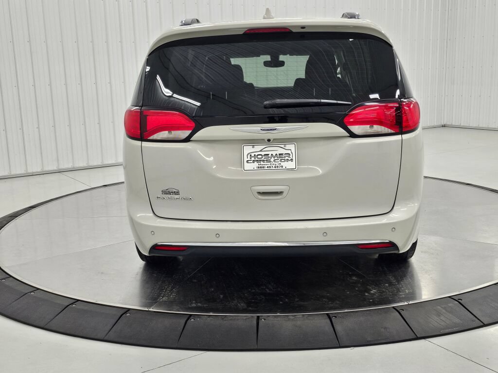 Used 2020 Chrysler Pacifica Touring-L FWD image 4