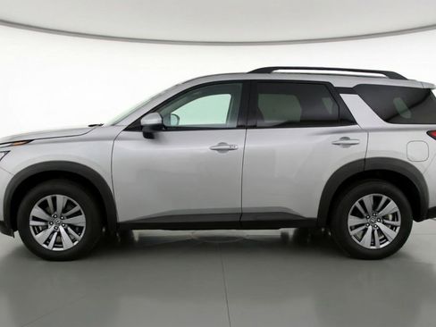 Used 2025 Nissan Pathfinder SV image 5