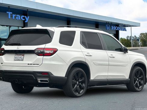 Certified 2025 Honda Pilot Black Edition image 6