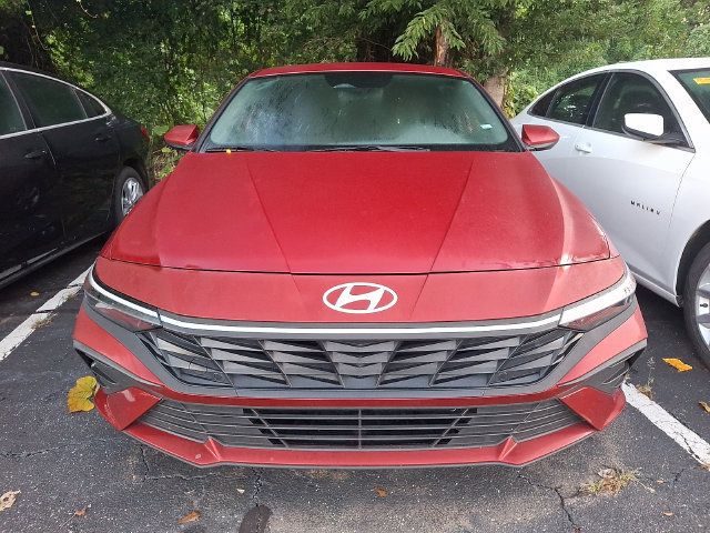 Used 2025 Hyundai Elantra SE FWD image 2