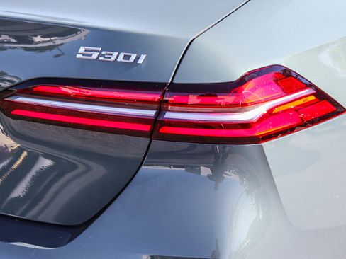 Used 2024 BMW 530i w/ Premium Package image 7