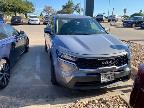 Used 2022 Kia Sorento LX AWD/4WD image 2