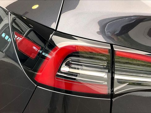 Used 2024 Tesla Model Y 2WD image 26