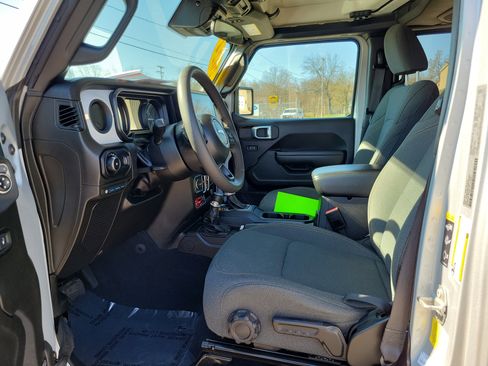 Used 2024 Jeep Wrangler Unlimited image 7