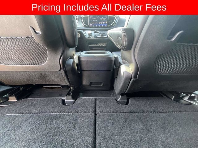 Used 2025 Chrysler Pacifica Select FWD image 18