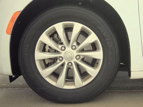 Used 2018 Chrysler Pacifica Touring-L image 15