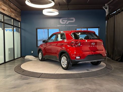 Used 2023 Hyundai Venue SE FWD image 4