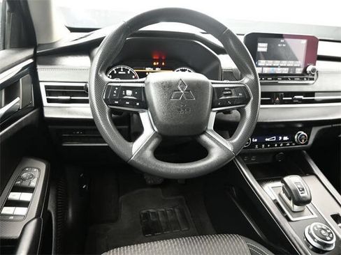 Used 2022 Mitsubishi Outlander ES image 17