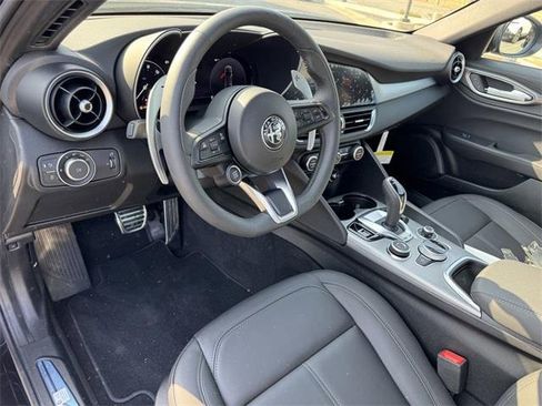 New 2025 Alfa Romeo Giulia Base image 11