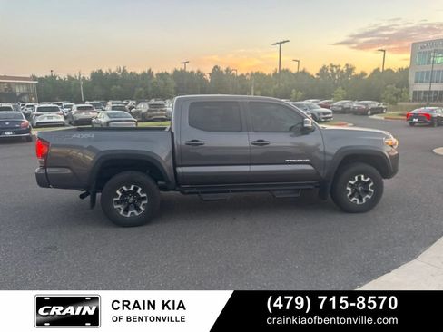 Used 2017 Toyota Tacoma TRD Off-Road w/ Premium & Technology Package AWD/4WD image 3