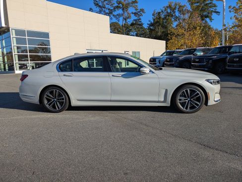 Used 2022 BMW 750i xDrive AWD/4WD image 3