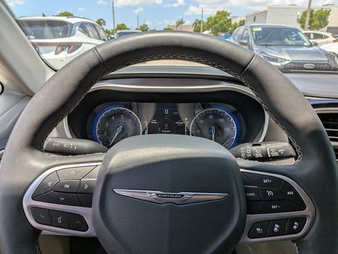 Used 2023 Chrysler Pacifica Touring-L FWD image 29