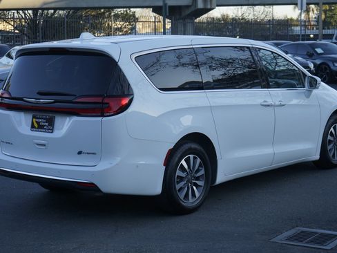 Used 2022 Chrysler Pacifica Touring-L w/ Uconnect Theater Family Group image 8