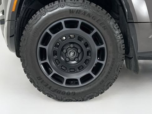 Used 2025 Land Rover Defender 110 AWD/4WD image 31