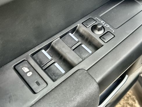 Used 2023 Land Rover Defender 110 image 28