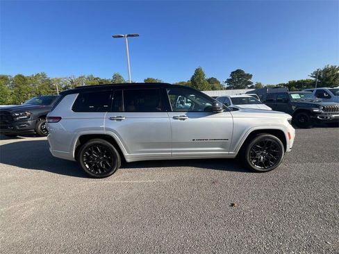 New 2025 Jeep Grand Cherokee L Summit w/ Obsidian Package image 10