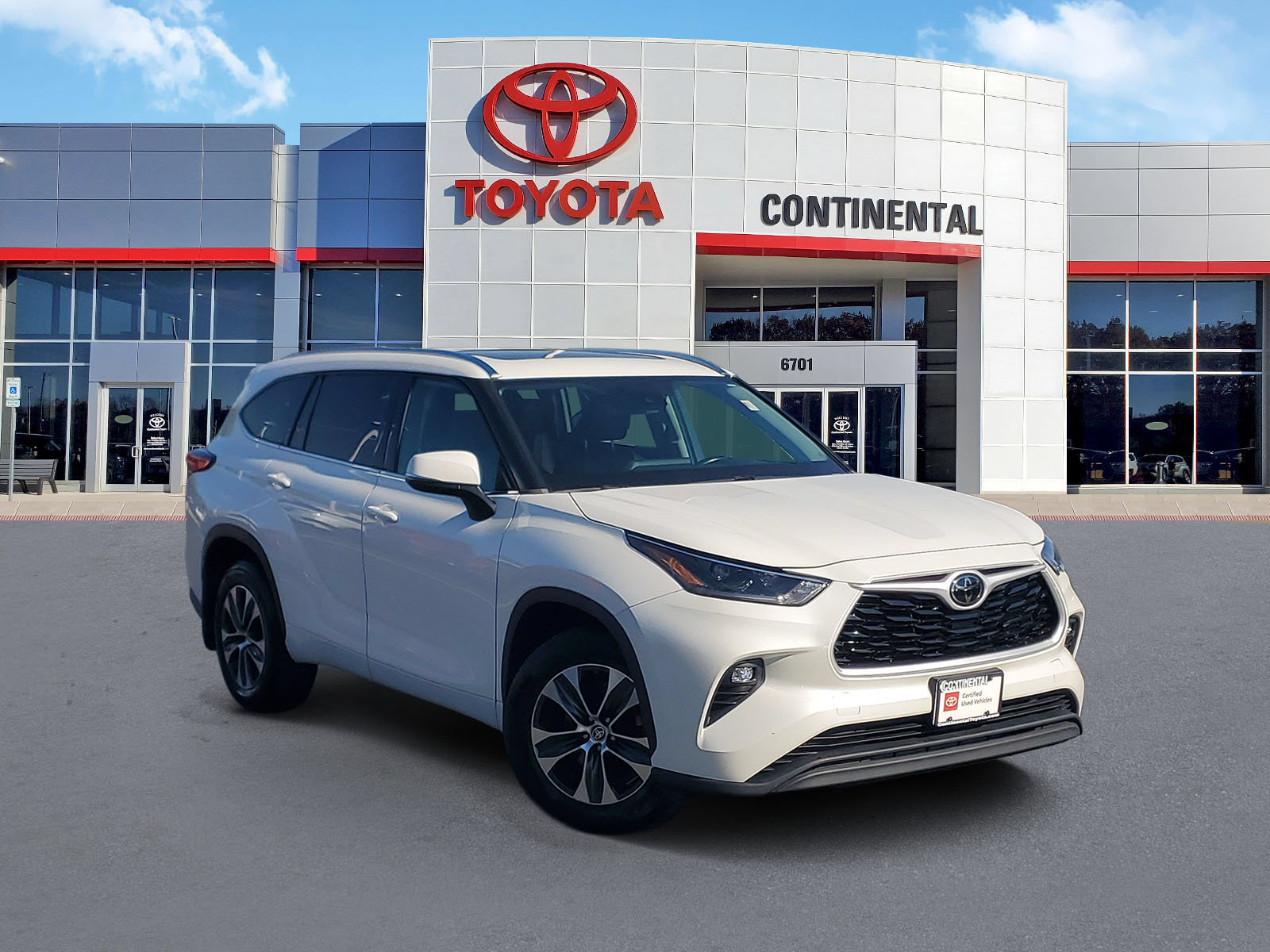 Certified 2021 Toyota Highlander XLE AWD/4WD image 2