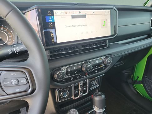 Certified 2025 Jeep Gladiator Sport AWD/4WD image 24