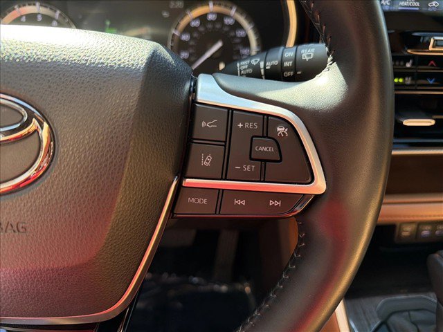 Used 2022 Toyota Highlander Platinum AWD/4WD image 16