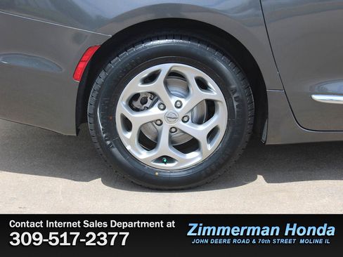 Used 2023 Chrysler Pacifica Limited FWD image 24