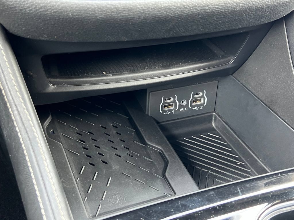Used 2025 Chrysler Pacifica Limited FWD image 41