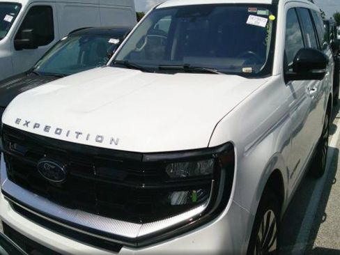 Used 2025 Ford Expedition Platinum w/ Driver's Package AWD/4WD image 5