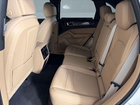 Used 2023 Porsche Cayenne Platinum Edition image 13
