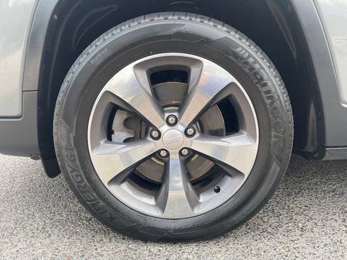 Used 2019 Jeep Cherokee Limited AWD/4WD image 10
