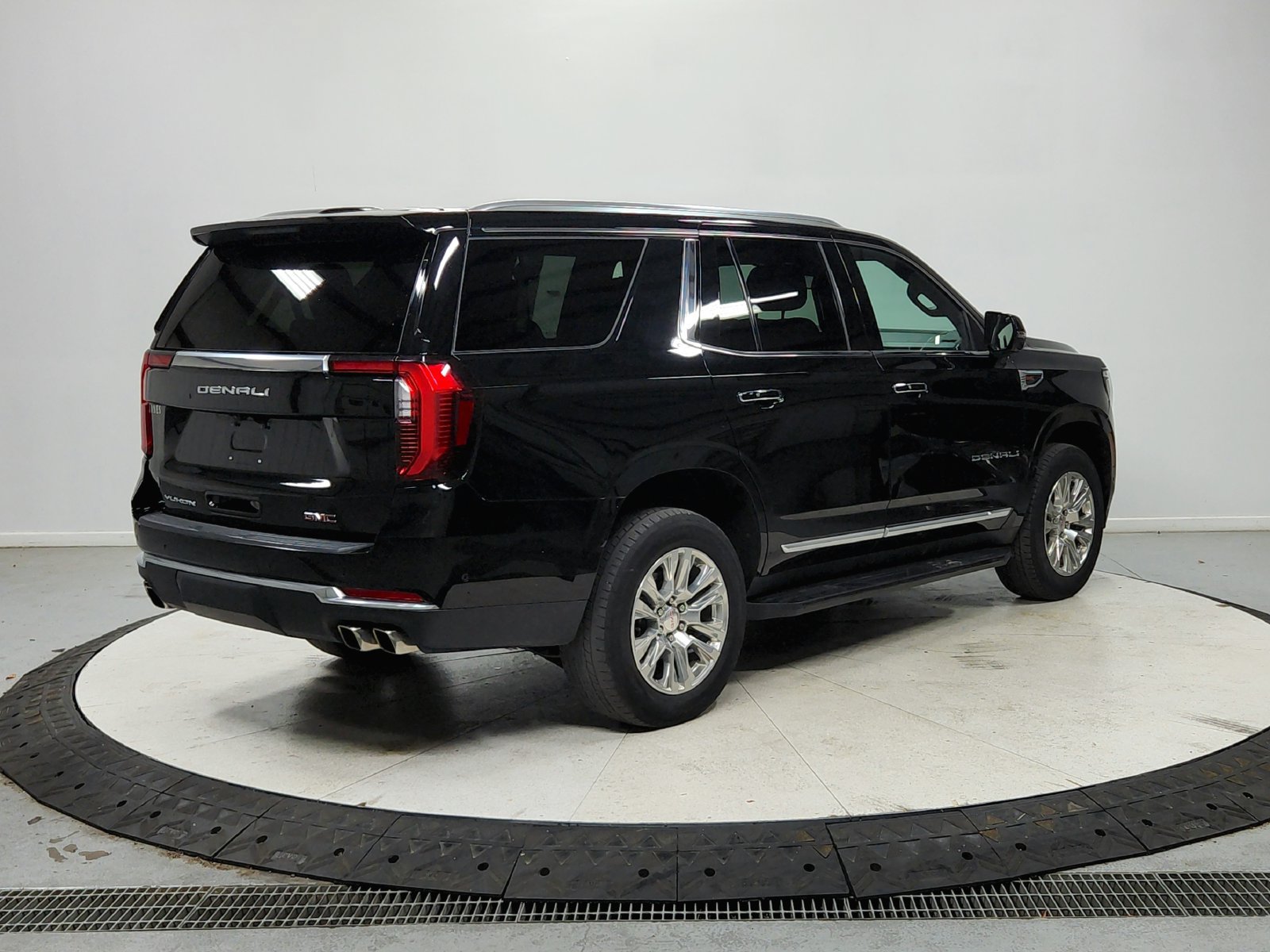 Used 2025 GMC Yukon Denali RWD image 8