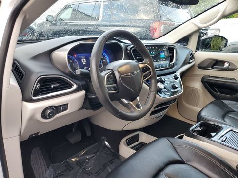 Used 2024 Chrysler Pacifica Touring-L FWD image 18