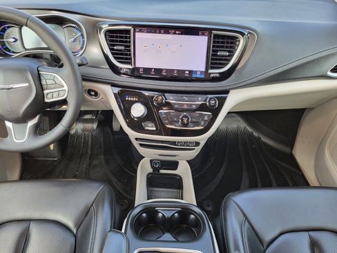 Used 2023 Chrysler Pacifica Touring-L FWD image 14