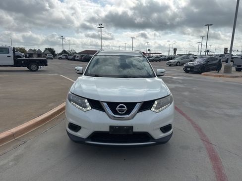 Used 2016 Nissan Rogue SV image 2