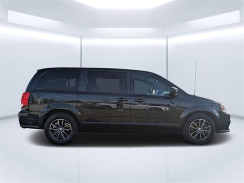 Used 2017 Dodge Grand Caravan SE image 2