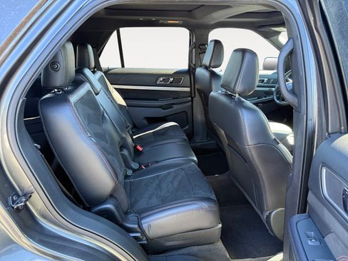 Used 2018 Ford Explorer XLT w/ Equipment Group 202A FWD image 18