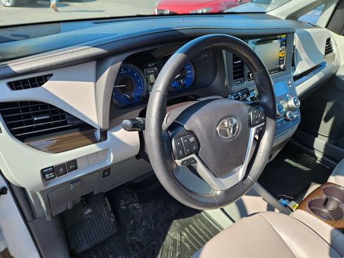 Used 2019 Toyota Sienna XLE w/ XLE Navigation Package AWD/4WD image 17