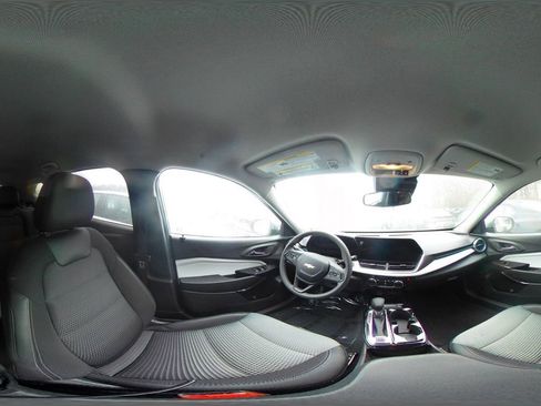 Used 2025 Chevrolet Trax LT image 36
