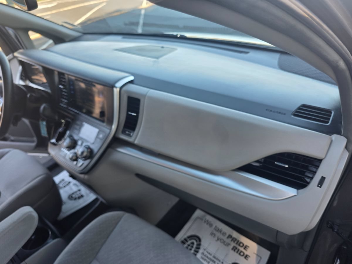 Used 2017 Toyota Sienna LE FWD image 35