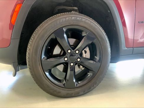 Used 2023 Jeep Grand Cherokee Altitude image 7