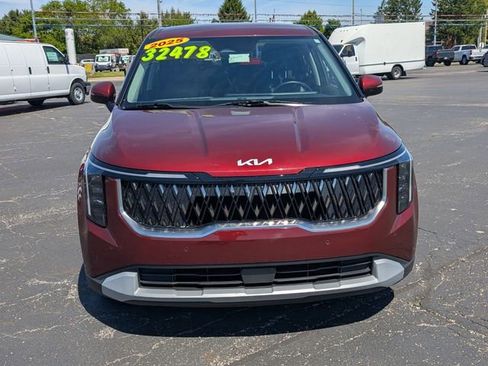 Used 2025 Kia Carnival FWD image 2