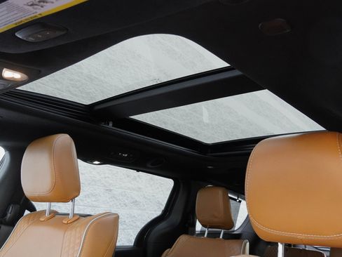 Used 2023 Chrysler Pacifica Pinnacle FWD image 14